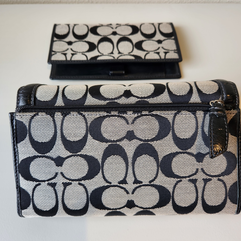 Coach Black and Cream Signature Wallet - Picture 8 of 9